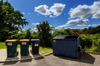 Dumpsters çöple dolu olmak