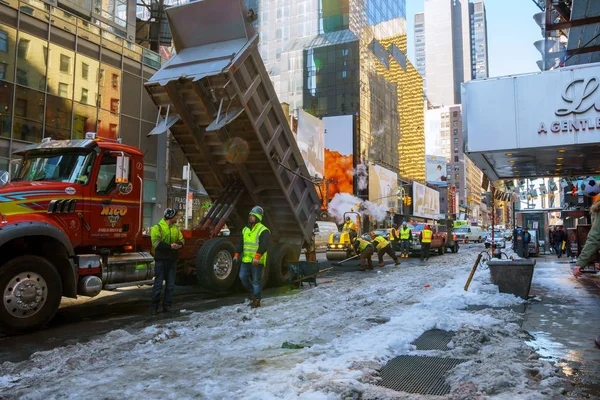 뉴욕-2 월 27 일, 2017: 수리 작업 아스팔트 포장 겨울에 뉴욕에 — 스톡 사진