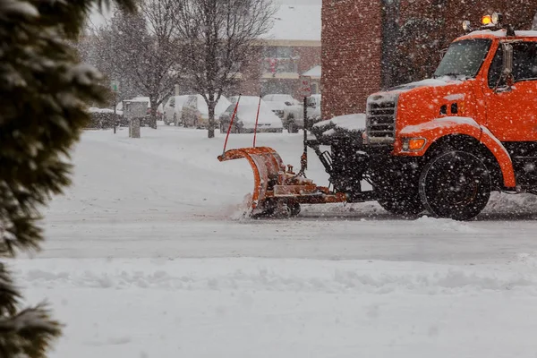 I binari sanitari puliscono le strade di Brooklyn dopo la prima tempesta di neve a New York — Foto Stock