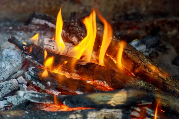 Feuer im Kamin. Nahaufnahme von glühend rotem Feuer aus Kohle im Zentralheizofen. — Stockfoto
