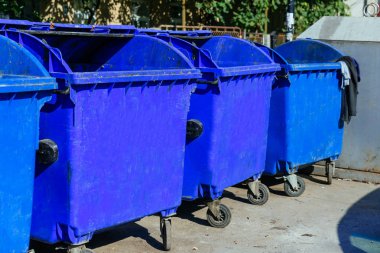 Çöp kutuları bir satır bin ayakta birçok mavi tanklar