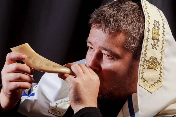 Judisk man blåser Shofar horn av Rosh Hashanah nyår — Stockfoto