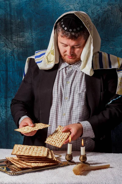 Judiska män är välsignelser matza för den judiska högtiden av påskhögtiden Seder måltid — Stockfoto