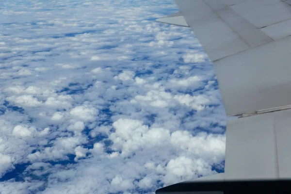 Windows αεροπλάνο που πετούν πάνω από τα σύννεφα στον ουρανό — Φωτογραφία Αρχείου
