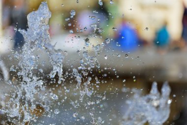 Su akıntısı yere sıçrıyor