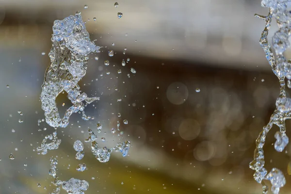 Çeşmeden su coşma. Splash su çeşme, soyut resim.