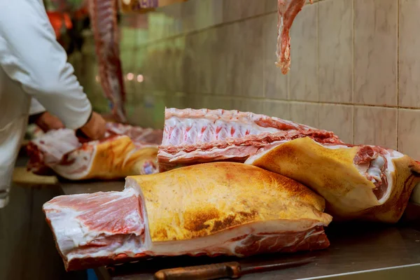 ローカル市場の木製の背景小売り業のカービング生肉. — ストック写真
