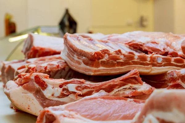 新鮮な豚肉は、新鮮な市場で販売されています。. — ストック写真