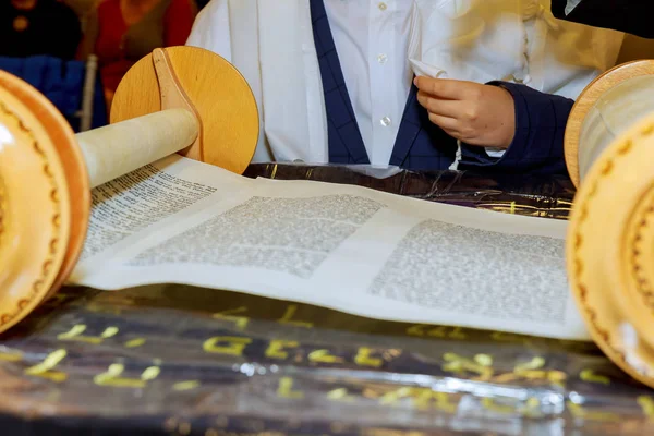 Barmizwa liest Thora-Schriftrollen heilige Stadt Jerusalem im Urlaub — Stockfoto