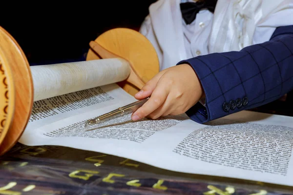 아래로 mitzva 바 율법을 읽기와 기도 — 스톡 사진