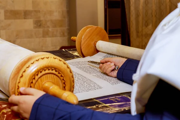 Hand av pojken läsa judiska Toran vid Bar mitzva Bar mitzva Torah behandlingen — Stockfoto