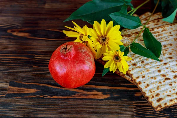 Pan de matza para la celebración de la Pascua en el plato — Foto de Stock