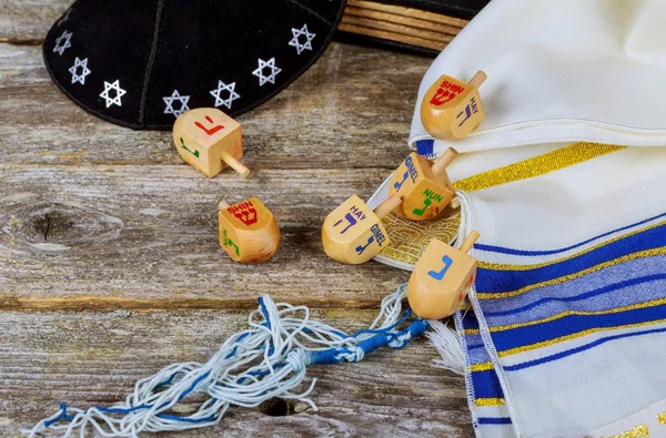 하누카 밝은 배경에 나무 dreidel — 스톡 사진