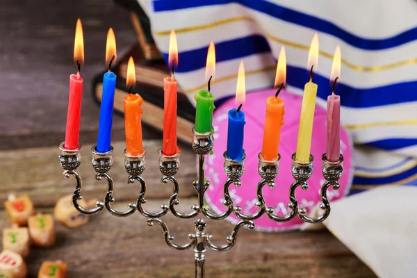 Brillantemente brillante Hanukkah Menorah - Profundidad superficial de campo —  Fotos de Stock