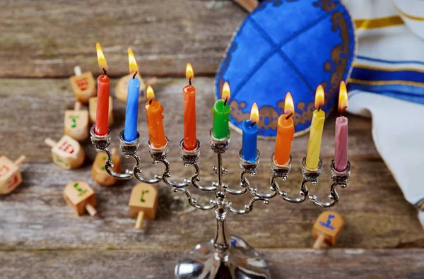 Yahudi tatil hannukah sembolleri - Yedi Kollu Şamdan, çörek, chockolate sikke ve ahşap sevinçler. — Stok fotoğraf
