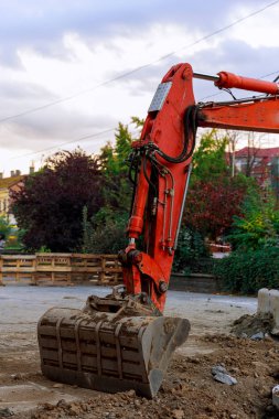 bir yol onarım ücreti çalışan yol inşaat serpiştirmek seven Ekskavatör