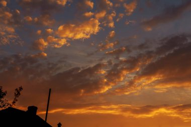 Gün batımı gökyüzünde renkli bulutlar, Doğa arka plan günbatımı pembe gökyüzü