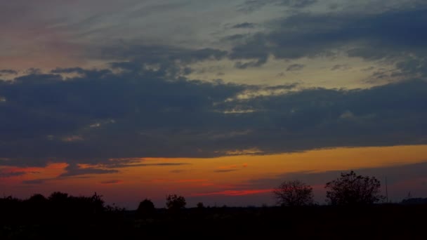 Rojo púrpura naranja azul rosa puesta del sol cielo nube rojo púrpura nubes tiempo lapso fondo — Vídeos de Stock