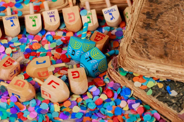 Janucá dreidels de madera en una superficie de madera . —  Fotos de Stock