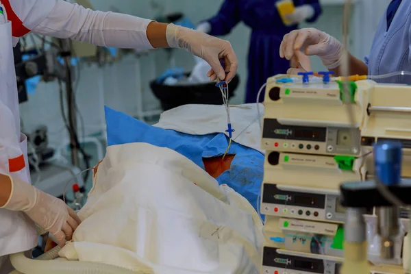 Nära upp skott av en sjuksköterska som förbereder för kirurgi på operationssalen av sjukhuset — Stockfoto