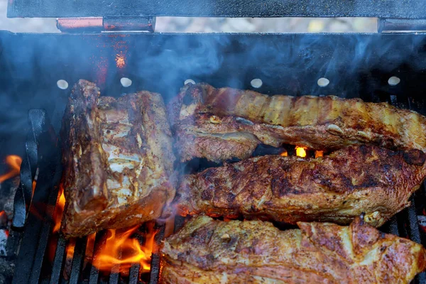 BBQ vepřová žebra vaření na hořícím grilu výstřel s selektivním zaměřením — Stock fotografie