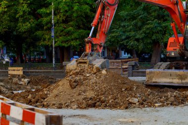 Yolun bir otoyol inşaat alanında Park Ekskavatör digs