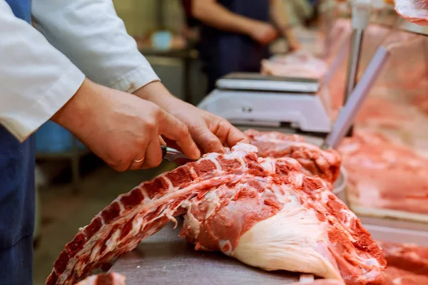 農夫の市場 肉盛り合わせ オーガニック製品は農夫の市場に販売している肉を肉屋 — ストック写真