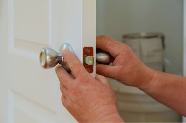 Yükleme veya yeni bir sürgü lock tamir profesyonel bir çilingir closeup