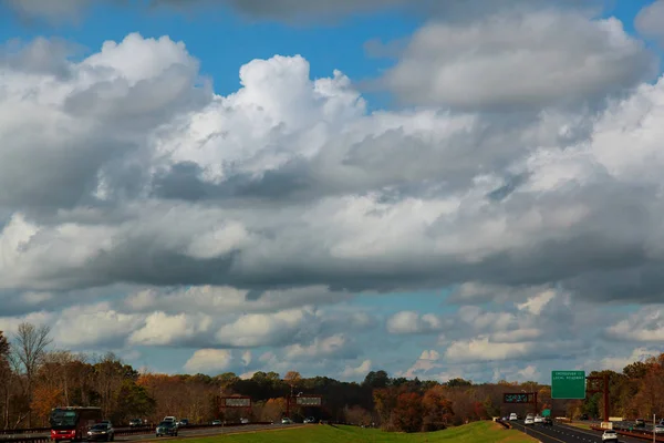 Auto Jede Vysokorychlostní Dálnici Pozadí Modré Oblačné Oblohy Silnice Přes — Stock fotografie