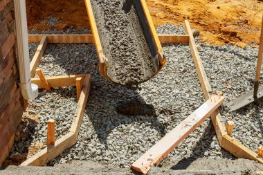 Evin yanında beton kaldırım parke kaldırım yükseltme sırasında dökme çimento