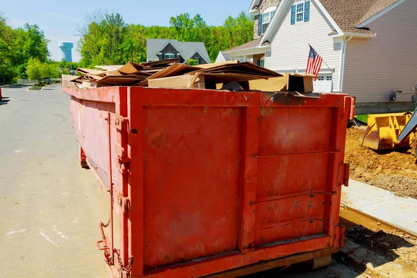Φορτωμένο Dumpster Κοντά Μια Κατασκευή Αρχική Ανακαίνιση — Φωτογραφία Αρχείου