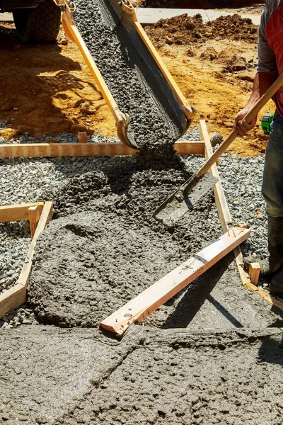 Verter cemento durante la actualización a la calle residencial — Foto de Stock