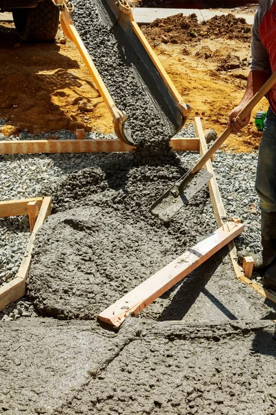 Despejando cimento durante a atualização para a rua residencial — Fotografia de Stock