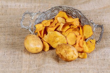 yığın rustik zemin üzerine kırmızı biber patates cipsi