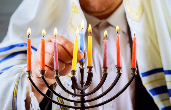 Judiska Levande Ljus Manlig Hand Tända Ljus Menorah Bordet Serveras — Stockfoto