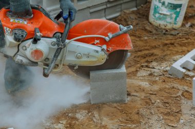 Öğütücü çalışan bir taş elektrikli aracı keser.