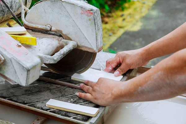 Maître couper la tuile sur la machine maître couper les tuiles sur la machine — Photo