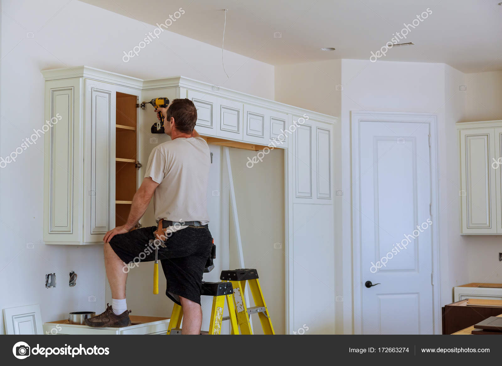 Einbau von Türen auf Küchenschränke — Stockfoto © photovs #172663274 Einbau von Türen auf Küchenschränke — Stockfoto © photovs #172663274