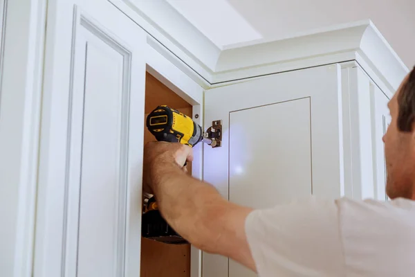 Ajustar armários de cozinha de porta de fixação — Fotografia de Stock