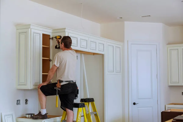 Instalación de puertas en los armarios de la cocina — Foto de Stock