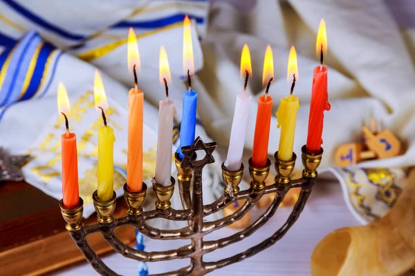 Brillantemente brillante Hanukkah Menorah - Profundidad superficial de campo —  Fotos de Stock