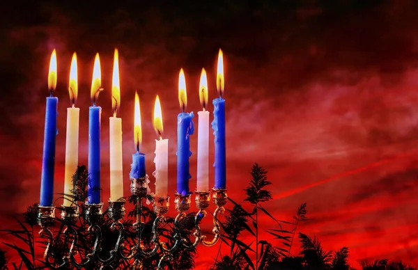 Judiska högtiden Hanukkah kreativ bakgrund med menorah. Visa ovanifrån fokus på . — Stockfoto