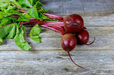 Taze organik pancar, rustik gri arka plan üzerinde kırmızı pancar.