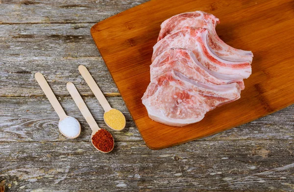 Сырые ингредиенты для рагу. Мясо из свинины, соль и свежая приправа на старой деревенской доске — стоковое фото