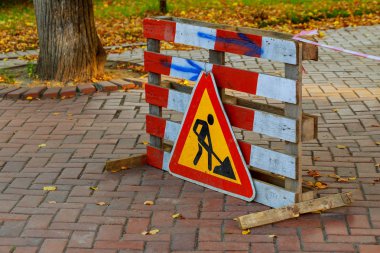 Üzerinde çalışıyorum. Roadworks, yol işaretleri. Erkekler işte. Yapım aşamasında kentsel sokak için bazı işaretler tabela.