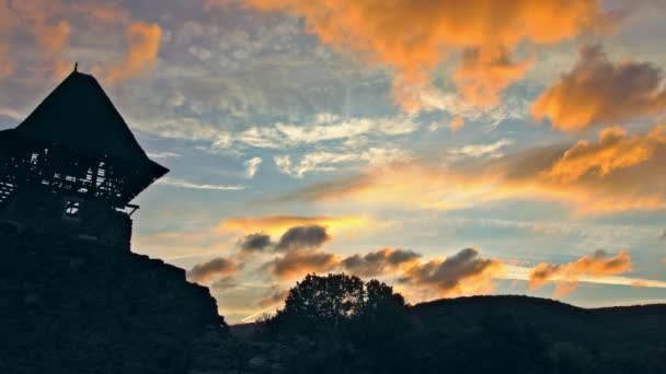 Un castello Nevytsky contro un cielo rosa e malva tramonto — Video Stock