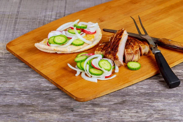 Gegrilde biefstuk, friet en groenten — Stockfoto