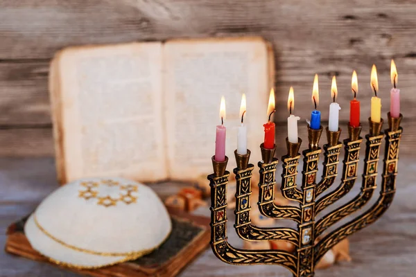 Abstrakta retro filtreras låg bild av judiska högtiden Hanukkah med menorah traditionella kandelabrar — Stockfoto