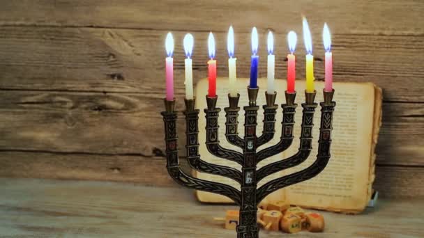 ユダヤ人の休日ハヌカ本枝の燭台の伝統的な燭台 燃焼背景キャンドル多重ボケ ボケの光 背景のボケ味 — ストック動画