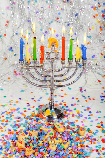 Brillantemente brillante Hanukkah Menorah - Profundidad superficial de campo —  Fotos de Stock